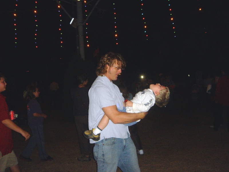 Hildebrand Christmas ScreenSaver/800x600_2007-12-11-02-Trail0fLights-Austin.jpg